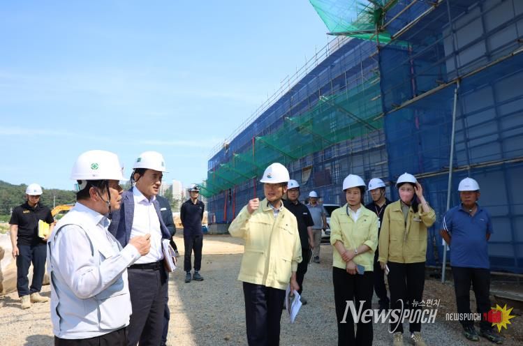천창수 교육감과 교육청 직원들이 지난해 7월 23일 서사초 공사현장을 찾아 시설물 안전점검을 진행했다