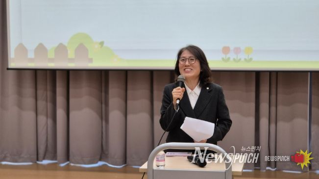 19일, 나성동 복합커뮤니티센터 1층 다목적강당에서 ‘3월 시작의 달, 두려움을 용기로 바꾸는 부모의 첫 걸음’이라는 주제로 열린 학부모 정신건강 특강 박영신 정책국장 인사말씀 모습