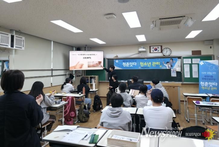 고흥군, ‘세대이음 한방건강교실 청춘잇다’ 운영-지난 16일 고흥녹동고등학교 학생 24명을 대상으로 한의학 기반 건강교육 프로그램 운영
