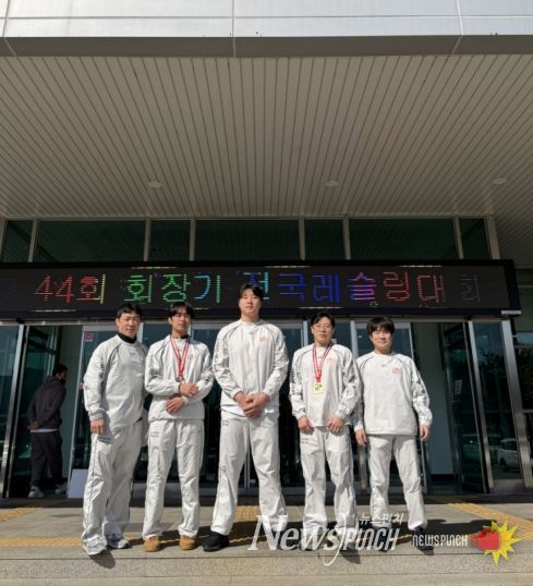 구로구청 레슬링팀이 제44회 회장기 전국레슬링대회장 앞에서 단체 사진을 찍고 있다. (왼쪽부터 강대규, 박성민, 박준호, 정용석, 나홍길 선수)