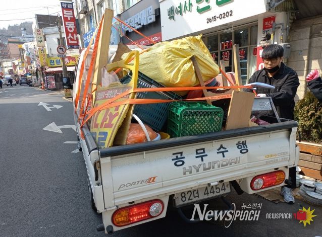 지난 3월 9일 개봉중앙골목시장에서 노점 적치물을 수거하고 있다.
