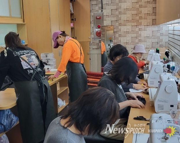 '이웃과 함께하는 사랑의 가방 만들기’ 프로그램을 진행하는 모