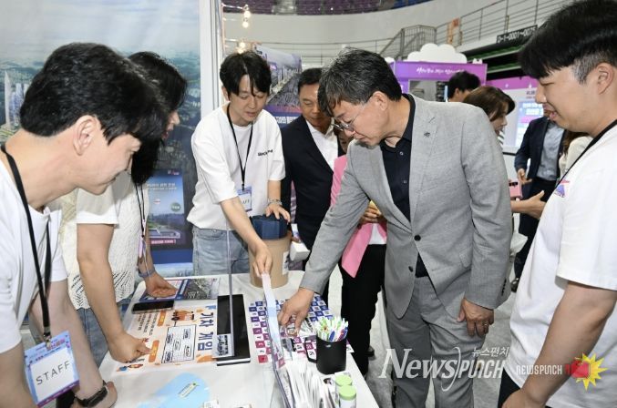 이민근 안산시장(오른쪽 두번째)이 2025년 6월 20일 청년 창업 경진대회에서 청년들과 이벤트 게임을 진행하고 있다