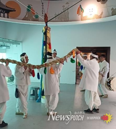 밀양시립박물관 민속실에서 용줄갈이행사를 진행하는 모습