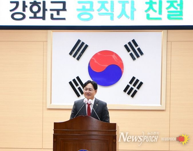 강화군, 소통 ․ 공감으로 민원 서비스 질 높인다(교육에 참여한 박용철 군수)