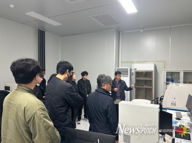 한국자산관리공사 직원들이 경남테크노파크 나노융합센터를 방문해 나노 관련 시험 장비를 살펴보고 있다.