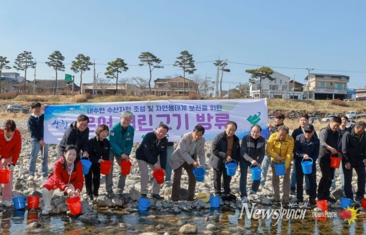 산청군, ‘은어 치어 방류’로 수산자원 회복 활력 불어넣는다