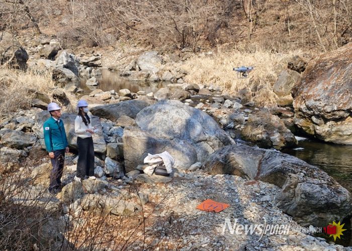 수동계곡 일대에서 드론 촬영을 진행 중인 김상수 부시장