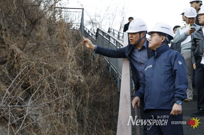 진교훈 서울 강서구청장(맨 앞)이 염창산 절개지를 찾아 현장 위험요소를 점검하고 있다.