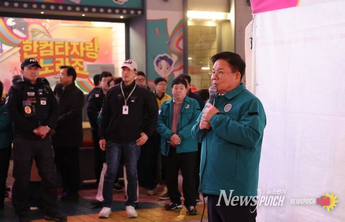‘BTS 공연 대비 현장상황실’ 앞에서 안전관리 강화를 강조하는 박강수 마포구청장