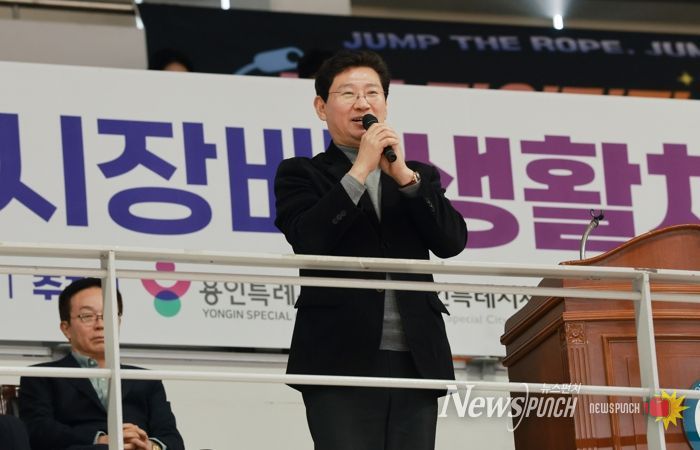 이상일 용인특례시장이 21일 '제1회 용인특례시장배 생활체육 줄넘기대회'에 참석했다