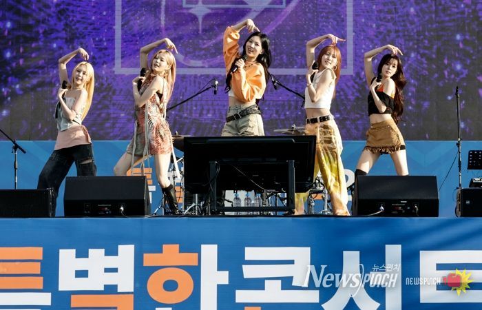 아이돌 그룹 이프아이가 21일 동탄여울공원에서 제26회 화성특례시민의날 기념 특별한 콘서트 시즌 2 첫 무대를 장식하고 있다