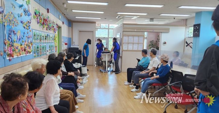 구로구가 경로당에서 어르신들을 대상으로 결핵 이동검진을 실시하고 있다.