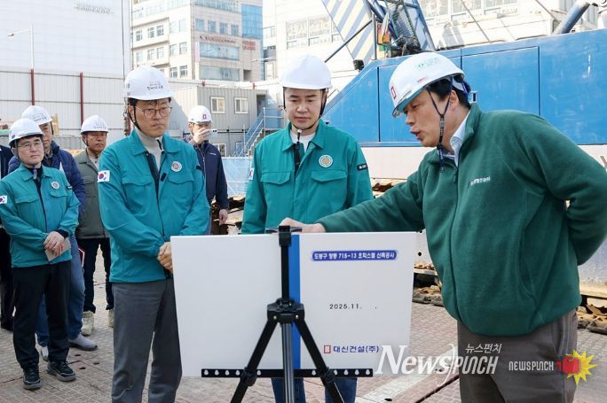 오언석 도봉구청장(가운데)이 지역 내 한 오피스텔 신축공사장에서 현장 관계자로부터 공사 추진현황에 대한 설명을 듣고 있다