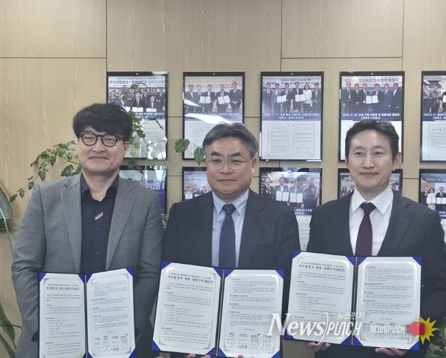 포항시가 서면 MOU 체결과 관련해 지난 20일 경상북도청 공항투자본부장실을 방문했다.