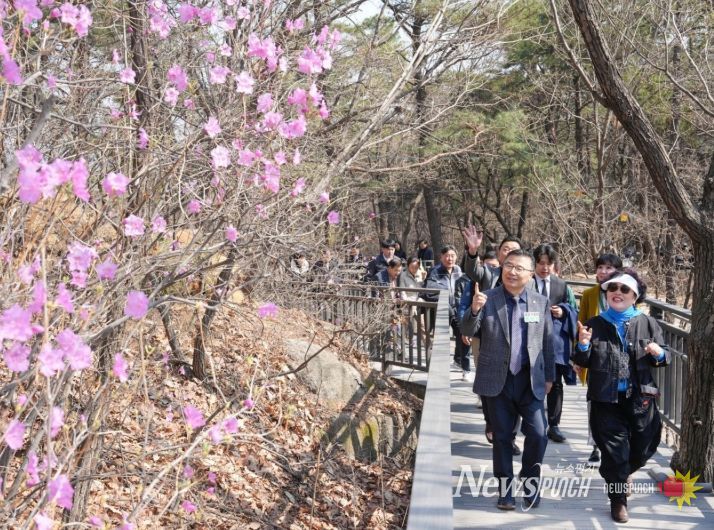 주민들과 걷기 중인 류경기 중랑구청장