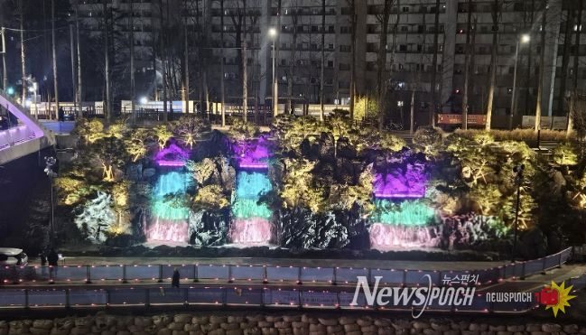 야간에 바라본 월드컵천 경관폭포