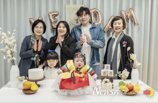 지난 23일, 이수희 강동구청장이(두 번째 줄 왼쪽에서 첫 번째) 강동어린이회관 ‘셀프 스튜디오’를 찾은 가족들과 기념 촬영을 하고 있다.