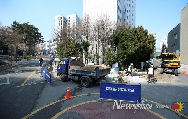 ‘고산자로14길’ 보행로 신설 공사 현장 모습