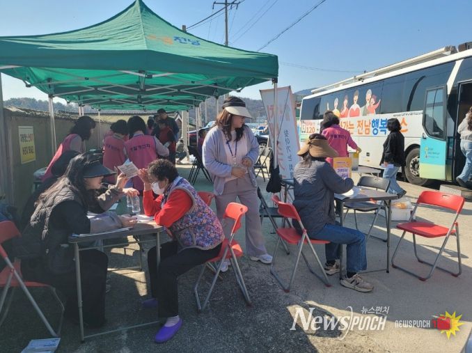 여수시는 지난 23일 ‘전남행복버스’가 오천동을 방문해 80여 세대 주민들을 대상으로 이·미용과 보건·복지·문화 분야의 맞춤형 서비스를 운영했다.