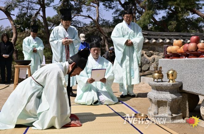 초헌관 김시업 이사장이 초헌례를 하고있다