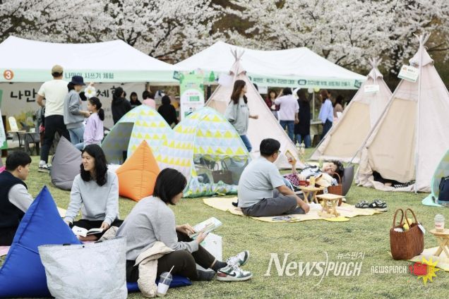 용인특례시는 올해 도서관의 날과 도서관 주간을 맞아 갖가지 독서문화행사를 연다. 사진은 지난해 기흥구 만골근린공원에서 도서관의 날 기념으로 열린 '공원에서 즐기는 도서관' 행사 모습