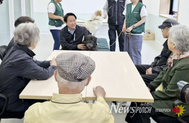 이성헌 서대문구청장이 ‘동물매개치유 프로그램’ 참여자들에게 치료견을 소개하고 있다.
