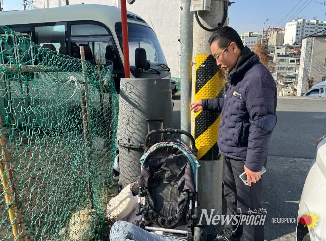 울산 중구의회(의장 박경흠) 문희성 의원은 25일 서면질문을 통해 관리사각에 놓여 흉물로 방치된 의류수거함 문제를 지적하고 대책마련을 요구했다