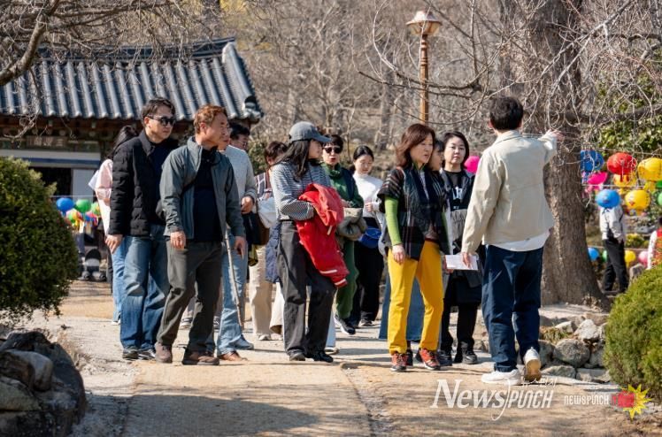 ‘일장춘몽’ 참가자들이 선암사에서 인문학 해설을 들으며 산책하고 있다