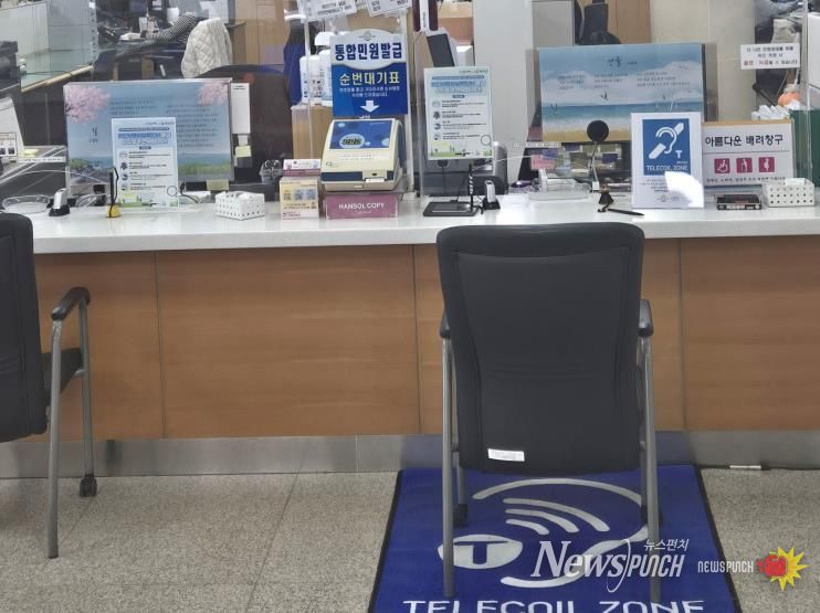 나주시는 청각장애인과 난청인의 민원 이용 편의를 위해 시청 시민봉사과 민원실에 ‘히어링 루프’를 설치했다.