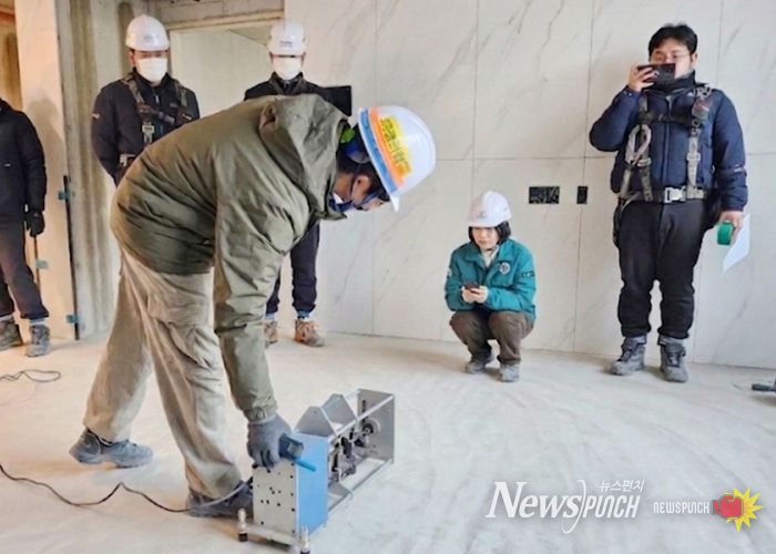 광산구가 공사 예정인 한 아파트 ‘바닥충격음 견본세대’에서 층간소음 성능 검사를 진행하고 있다.