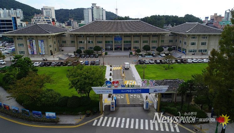 여수시가 최근 국제 정세 불안에 따른 쓰레기 종량제 봉투 원료 수급 변동에 대비해 시민 불편 최소화를 위한 선제적 공급 안정화 대책에 나섰다.