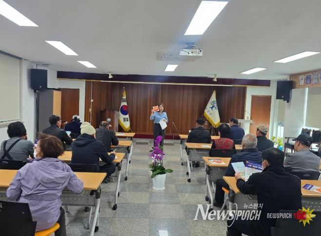 전남 곡성군이 기본소득 첫 지급을 앞두고 권역별 상인회와 가맹점주를 대상으로 간담회를 추진하고 있다.