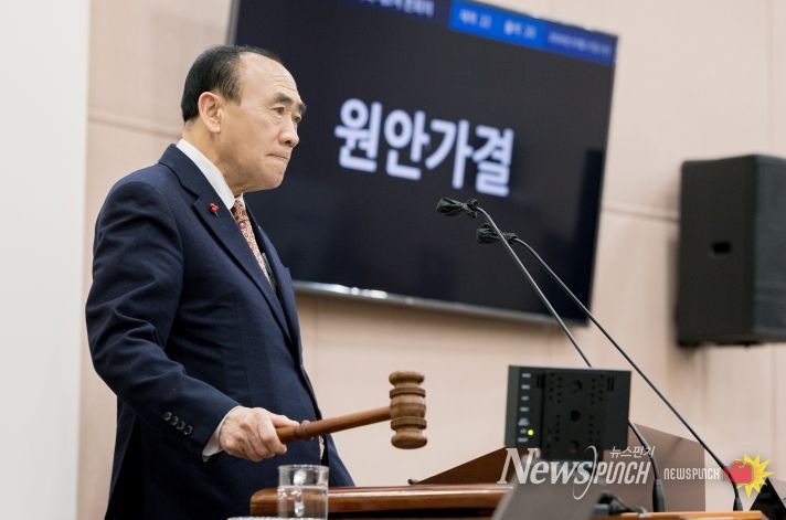 성북구의회 임태근 의장이 제2차 본회의를 진행하고 있다.