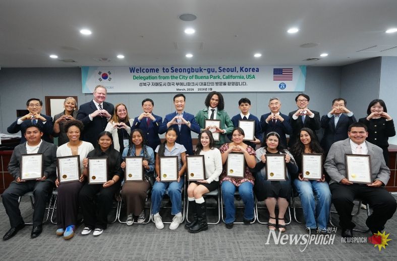 이승로 성북구청장(뒷줄 왼쪽 여섯 번째)과 관계자들이 기념 촬영을 하고 있다