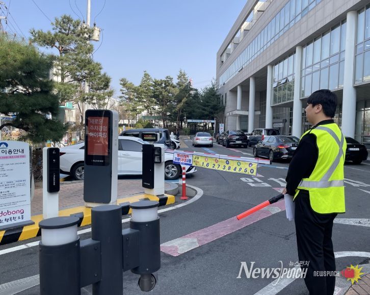 도봉구 직원이 도봉구청 주차장 입구에서 ‘승용차 5부제(요일제)’ 관련 안내를 하고 있다.