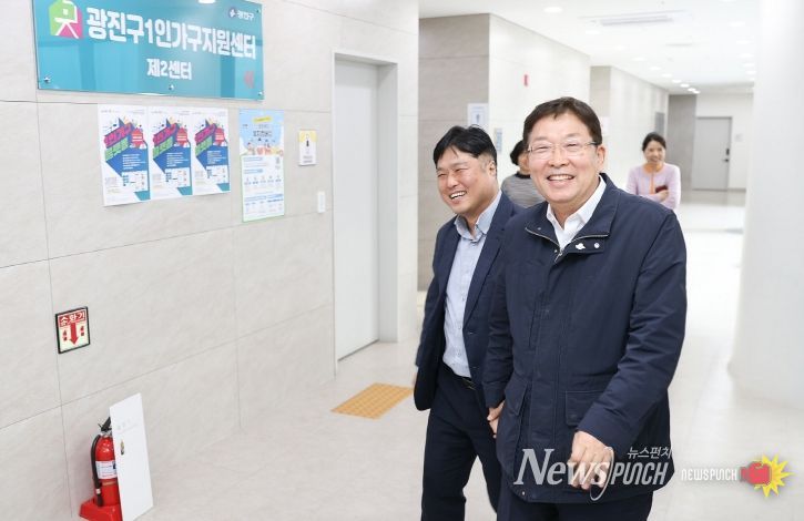 김경호 광진구청장이 지난 3월 24일 광진구 1인가구지원센터 2센터를 방문해 시설을 둘러보고 있다.