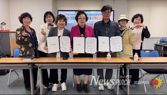 정릉3동지역사회보장협의체와 정릉3동 주민센터, 에치와이 정릉점 관계자들이 고독사 예방을 위한 업무협약 체결 후 기념촬영을 하고 있다.