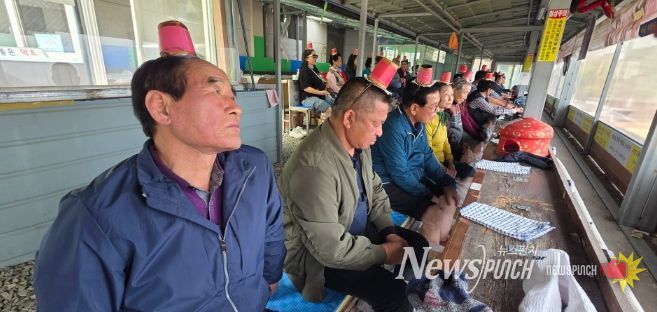 1. 천안 능수쌀농촌지도자회가 27일 함양 상림공원에서 저탄소 농업 실천교육을 받고 있다.