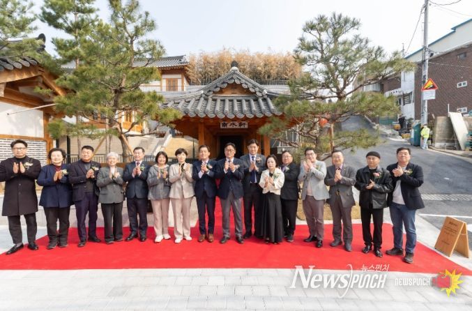 이재준 시장(왼쪽 8번째) 등 참석자들이 함께하고 있다.