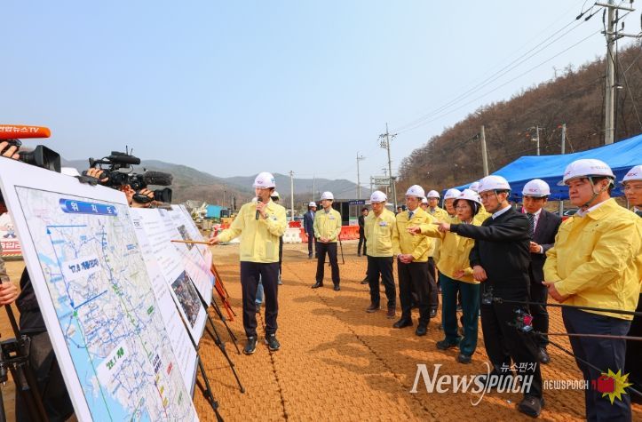 김민석 국무총리가 27일 지난해 교량 붕괴사고로 사상자가 발생했던 세종-안성고속도로 청용천교 건설 현장을 방문, 복구 현황과 안전관리 실태 등을 점검하고 있다.(국무조정실)
