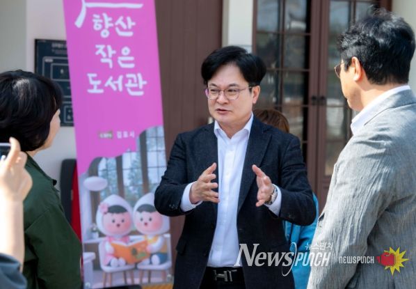 김병수 김포시장이 향산작은도서관을 방문해 현장 점검했다.