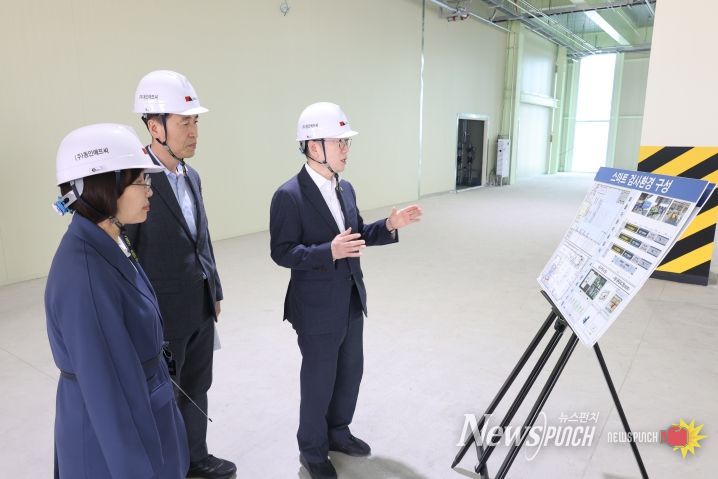 이명구 관세청장(오른쪽)이 27일 김포시 고촌읍에 위치한 서울세관 이사화물 지정장치장 증축공사 현장을 찾아 안전 최우선을 당부하고 있다.