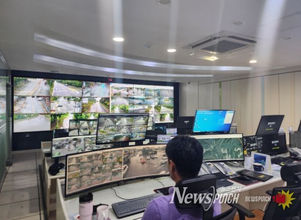 장성군 관제요원이 지능형 선별관제 시스템이 적용된 CCTV 화면을 감시하고 있다. 장성군 제