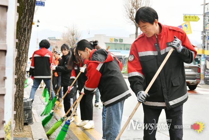 지난해 3월, 화천군 전역에서 진행된 새봄맞이 환경정화 활동