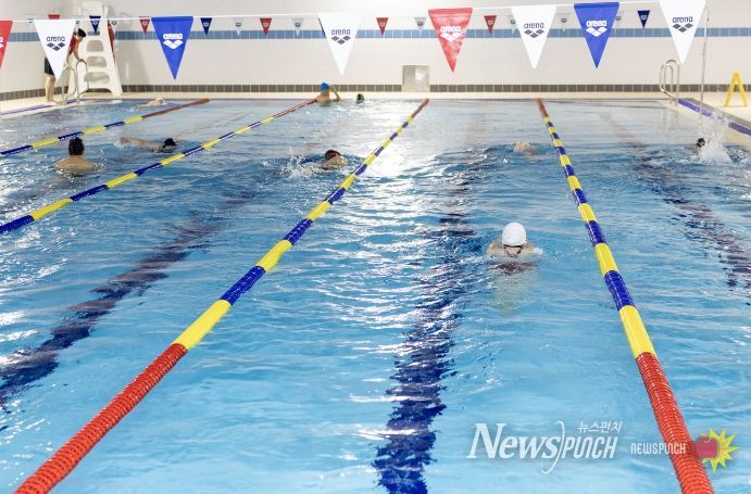 영등포구 신길 책마루 문화센터 수영장을 이용 중인 모습