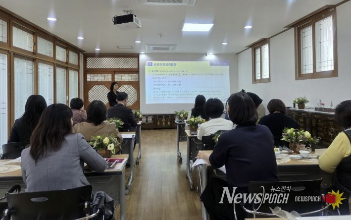 명예공중위생감시원들이 27일 안산시행복예절관에서 직무교육을 듣고 있다.