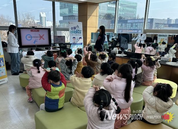미취학 아동들이 25일 상록수보건소 구강보건실에서 '이튼튼구강건강교실'에 참여하고 있다.