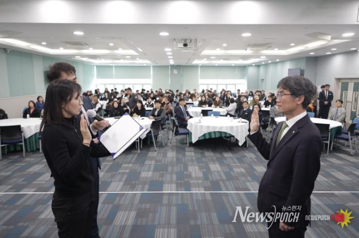 천창수 교육감과 서미경 학교운동부지도자 대표가 30일 외솔회의실에서 '청렴 일상 다지기 실천 서약' 선서를 하고있다