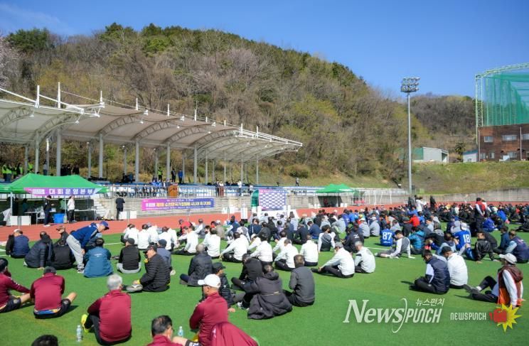 지난 28일 팔마보조경기장에서 열린 제1회 순천만국가정원배 시니어 축구대회에서 선수들이 개회식을 진행하고 있다